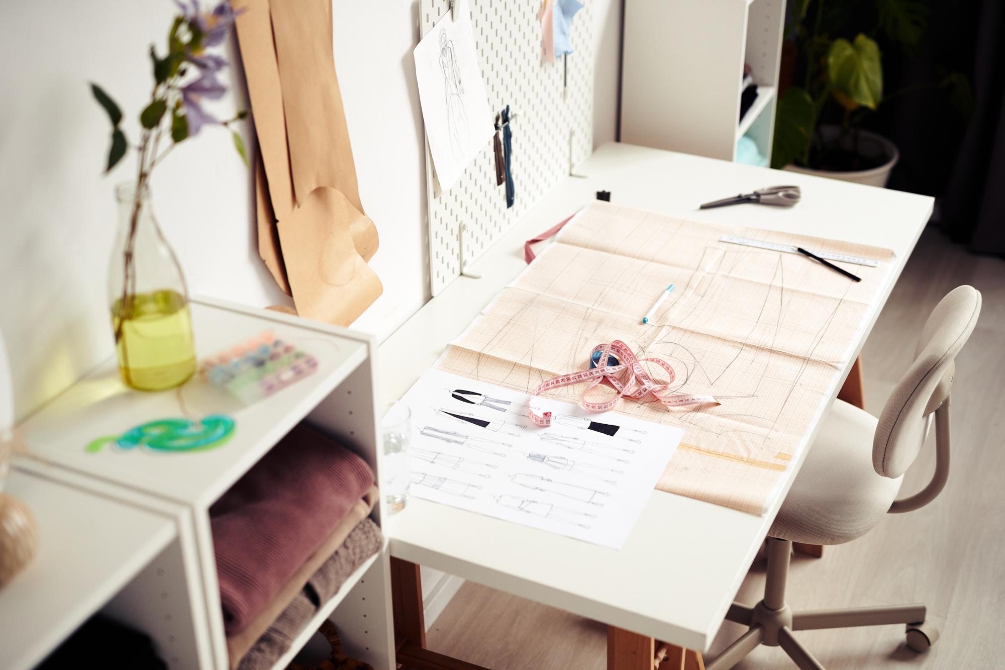 Atelier con strumenti da ricamo e tavolo di lavoro