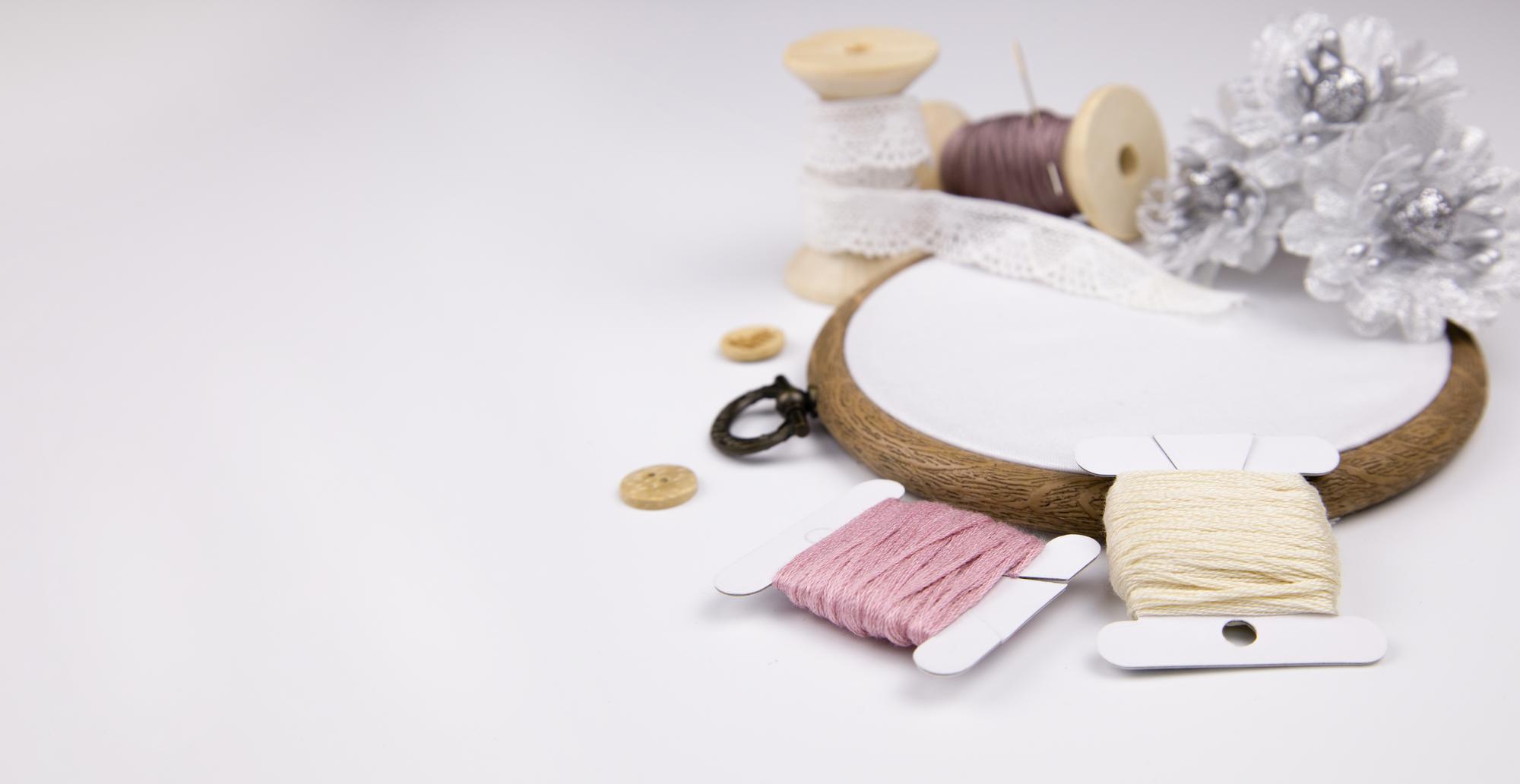 Angolo dell'atelier con strumenti di ricamo